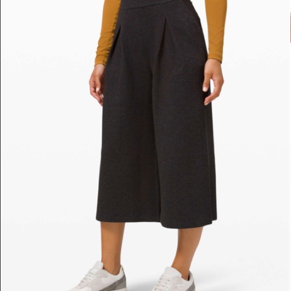 lululemon athletica Pants - Lululemon Can You Feel the Pleat Crop (rare)